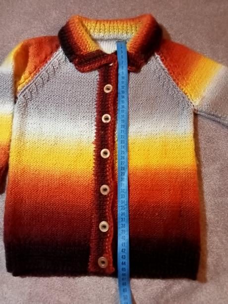 Krásny ručne pletený svetrík vo farbách jesene, 128