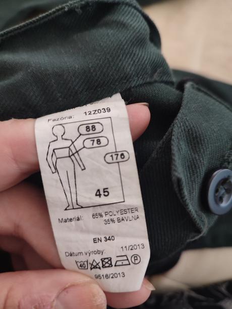 Zelené vojenské nohavice, 45
