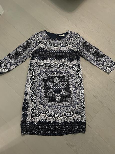 Šaty s potlačou, 38