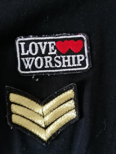 Šaty s nášivkami, s