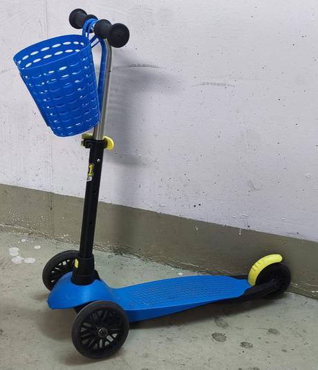 Modrá detská kolobežka s tromi kolieskami a košík, oxelo