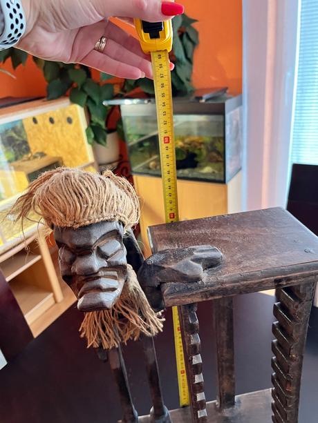 Drevený stojan s domorodcom, 