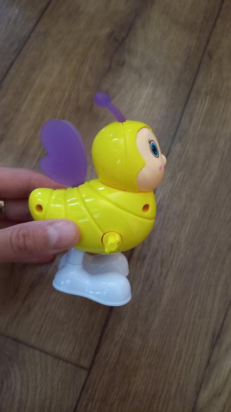 Skakajuca včielka na motorček top stav, 