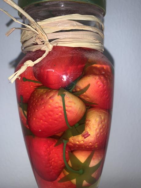 Sklenená dekorácia s jahodami,