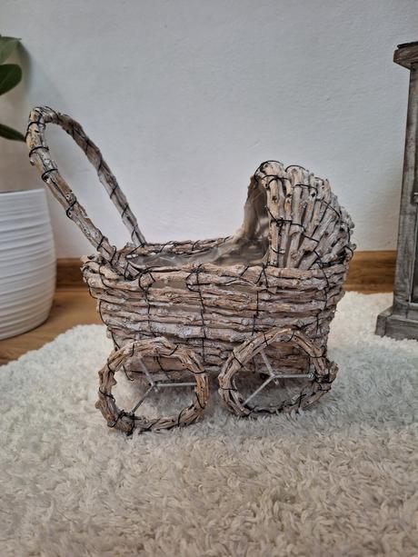 Kočiar dekorácia- kvetináč, 