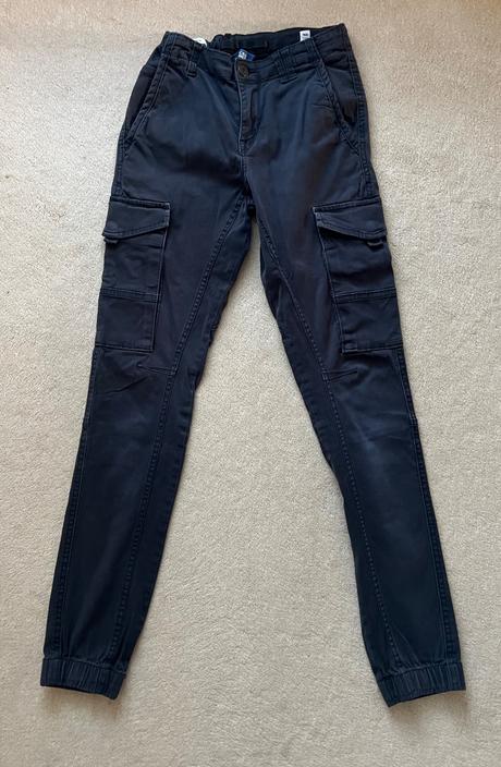 Čierne úzke kapsáčové nohavice, 158