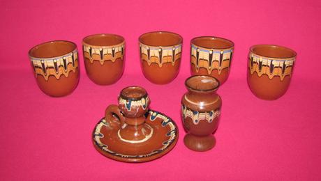 Bulharské keramické poháre, svietnik a vázička, 