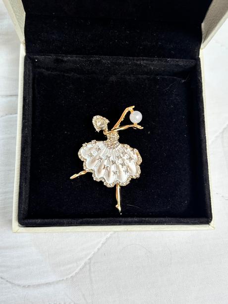 Brošna - baletka s perličkou,