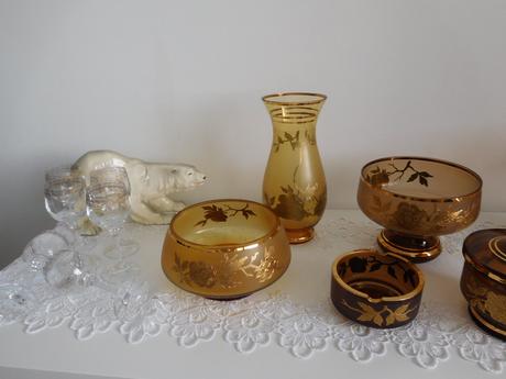 Sklo hnedasté, poháre na nožičke,poháre na limonád,