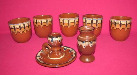 Bulharské keramické poháre, svietnik a vázička, 