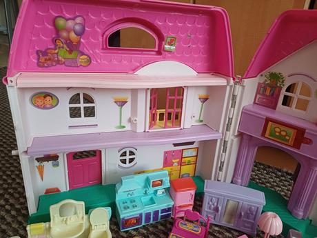 Domček s nábytkom a rodinkou, 