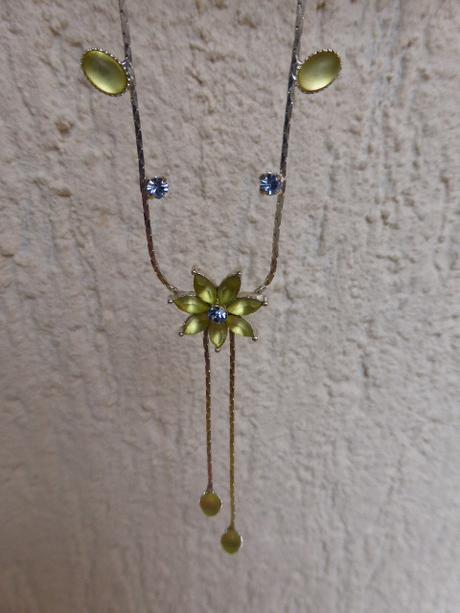 Nahrdelnik s jemnymi kvietockami ako novy,