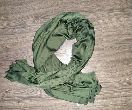 Šatka s písmenami lv beymen, 