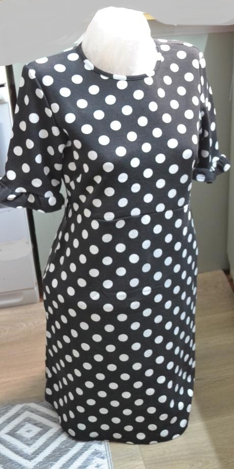 Moderné midi bodkované šaty s volánikom s/m, m