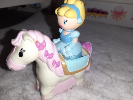 Megabloks popoluška, koník,