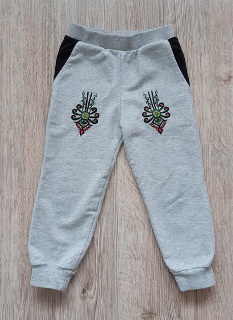 Tepláky s ľudovým motívom, 98