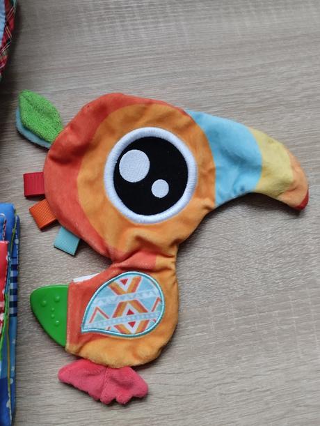 2x látkova knižka + hračka, 