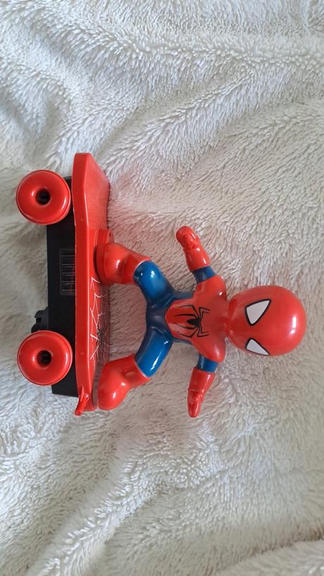 Spiderman na skateboarde,