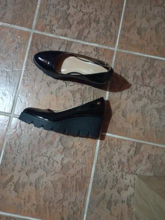 Zn.poltopanky kozene lakovane ,raz pouzite, 39