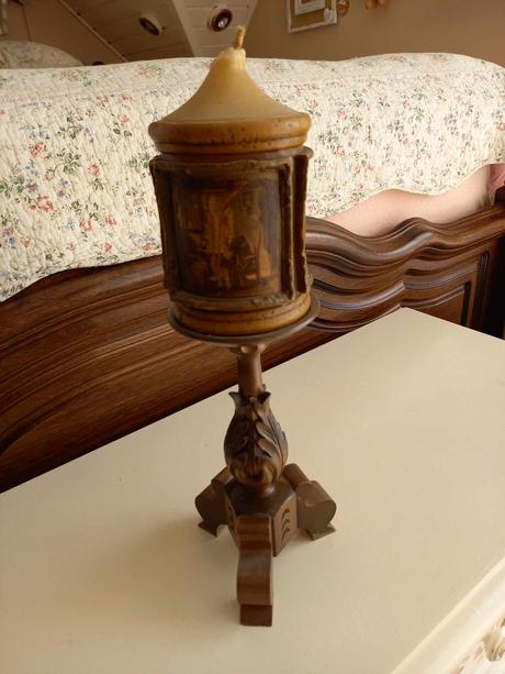 Drevený svietnik so sviečkou, 