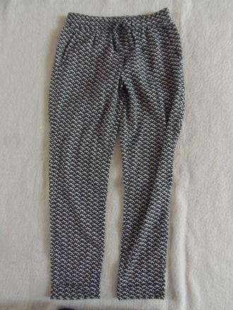 Tenké nohavice s vreckami, 122