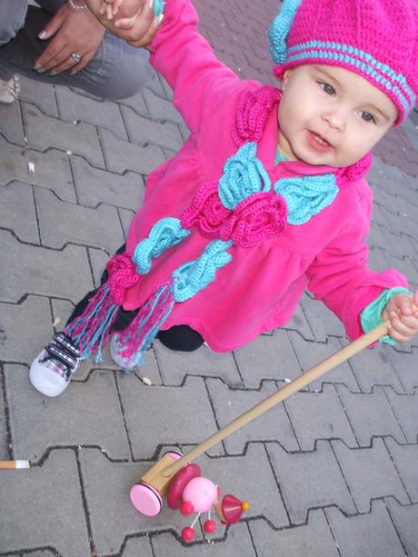 Cyklaménovo tyrkisová čiapočka s kvietkovým šálom, 80