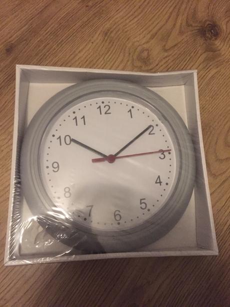 Plastové nástenné hodiny, 