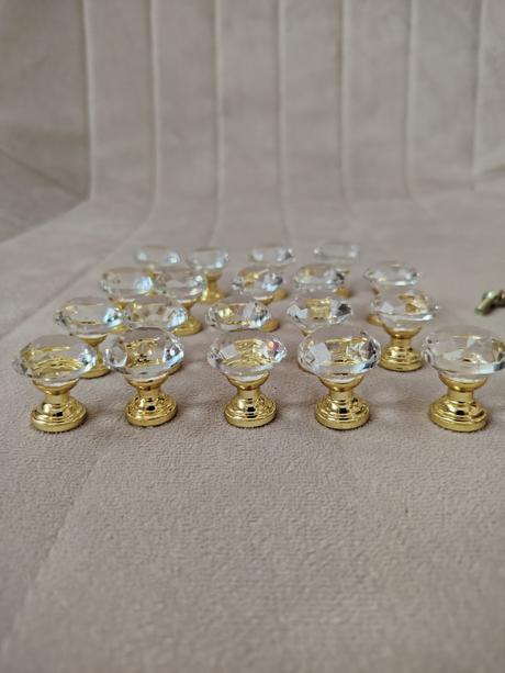 Nové elegantné úchytky na nábytok set 19 ks, 