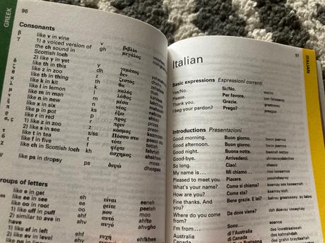 European phrase book & dictionary (berlitz 2001),