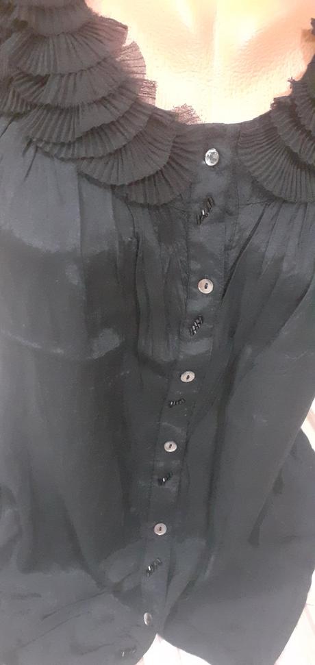 Blúzka s elegantnou žabkou a zapinanim, e-vie,m