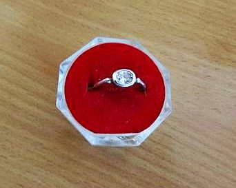 Jemný strieborný prsteň,