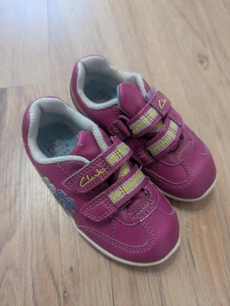 Blikajúce kožené tenisky, clarks,21