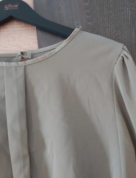 Elegantná khaki blúzka s ozdobnými gombíkmi,
