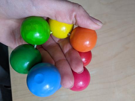 Hmatatko farebné guličky na gumičke haba, 