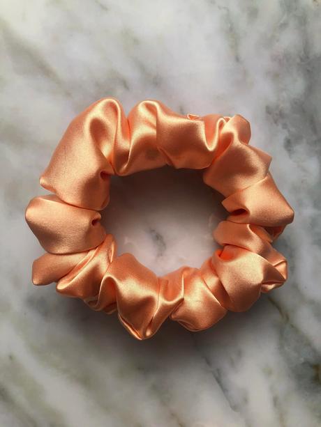 Saténová gumička scrunchie marhuľová, 