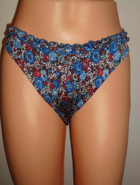 Kvietkovane bikiny, l