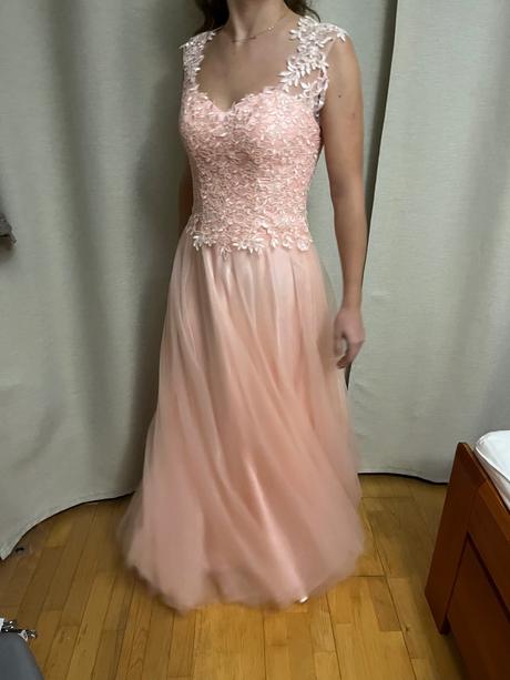 Spoločenské šaty s čipkou, s