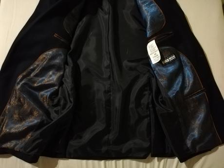 Jedenkrát oblečený pánsky oblek, 48