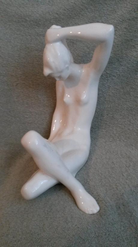 Porcelanova socha - sediaca zena - vintage,