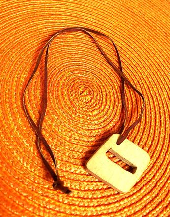 Náhrdelník s dreveným príveskom, 