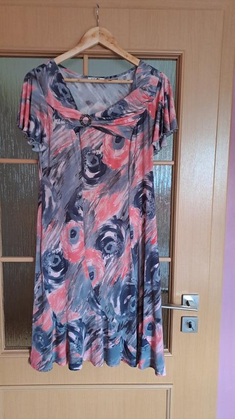 Šaty s brošňou, 42