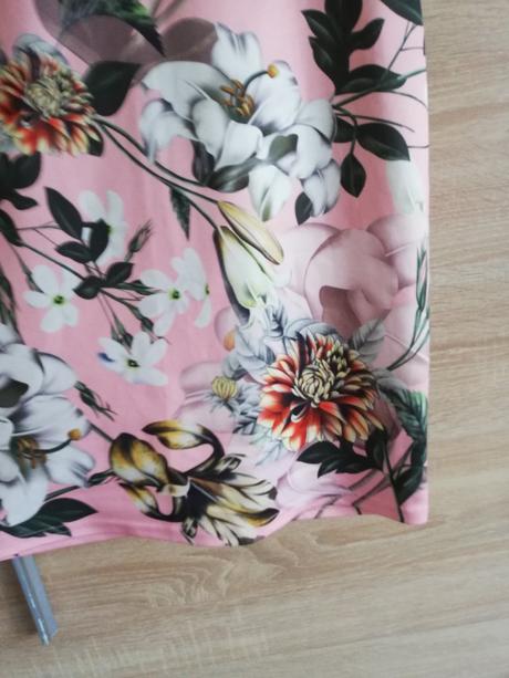 Dámske elegantné ružové šaty s kvetmi m, m