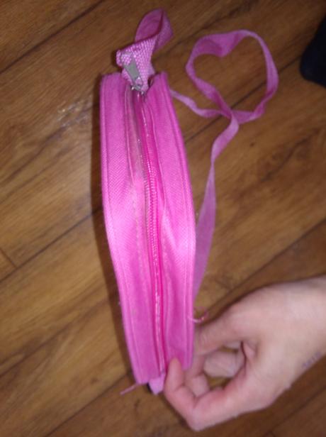 Ruzova motylikova kabelka na hranie,