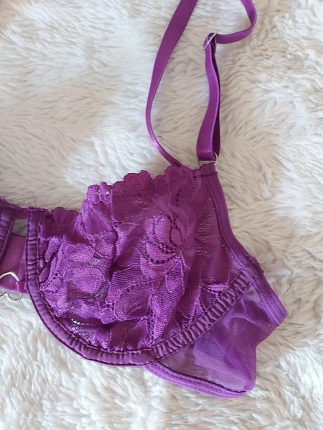 Podprsenka s kvetinovou čipkou., 70b