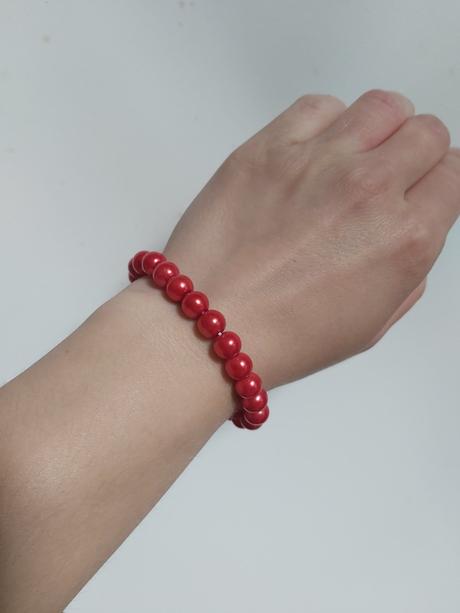 Červený náramok., 