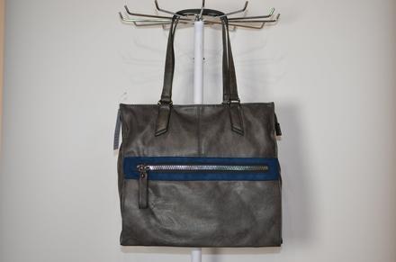 Šedá kabelka, 