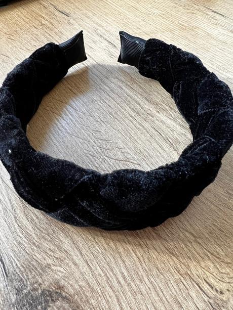 Čierna dámska čelenka, reserved