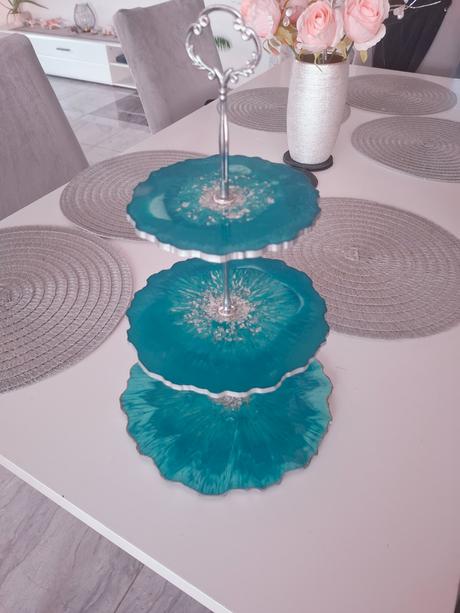 Ručné robeny etažér s epoxidu,