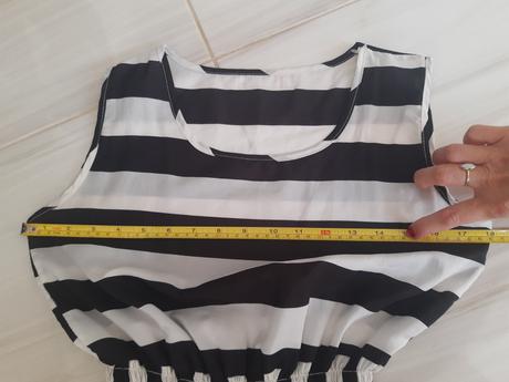 Dámske pásikavé čierno-biele šaty, s