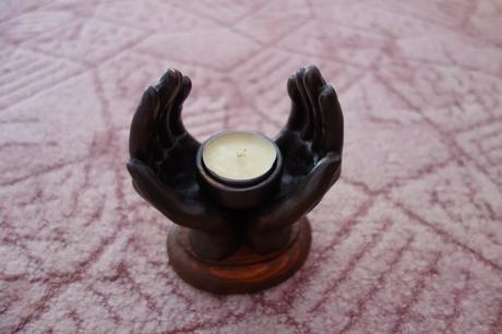 Svietnik na čajové sviečky - ruky, 